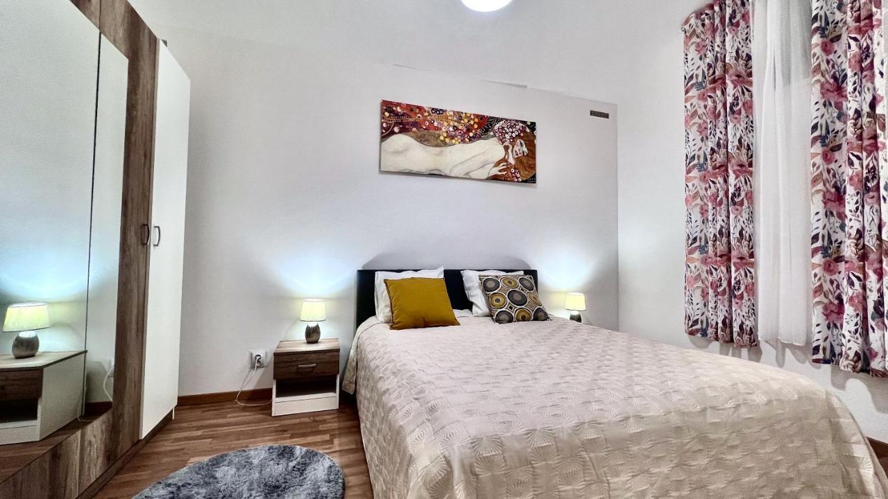Ground Floor Apartment Praha Bagian luar foto