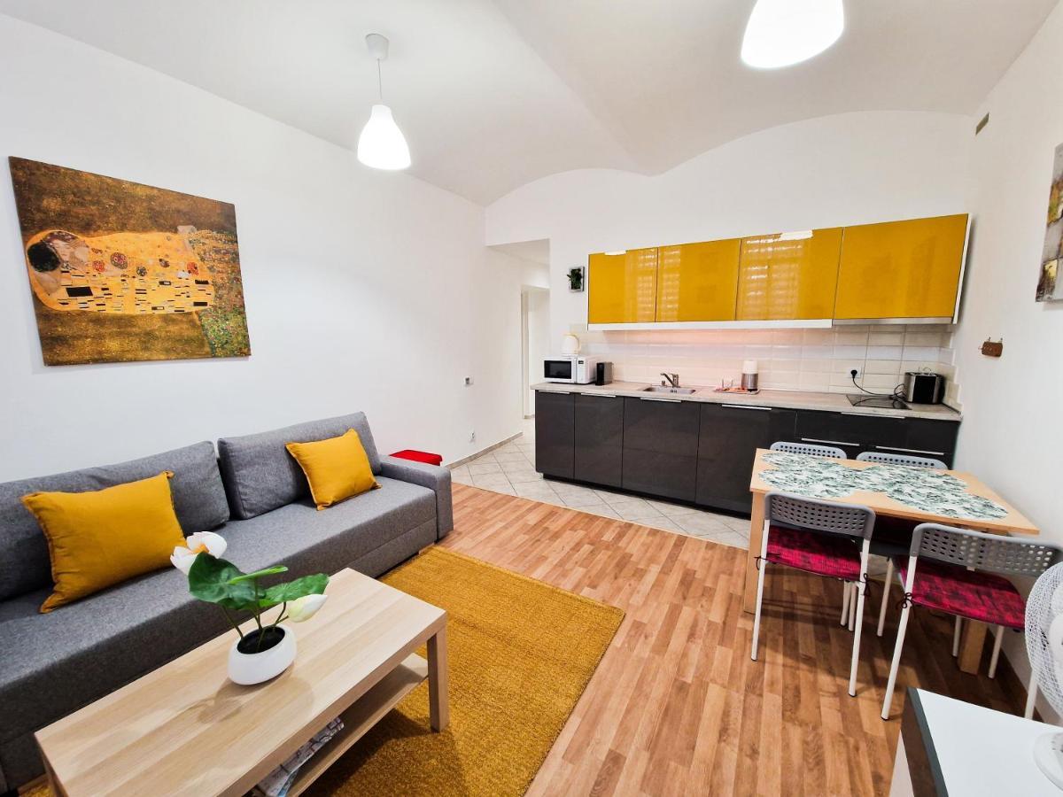Ground Floor Apartment Praha Bagian luar foto