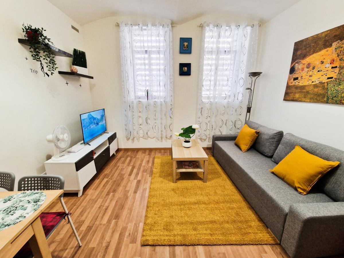 Ground Floor Apartment Praha Bagian luar foto