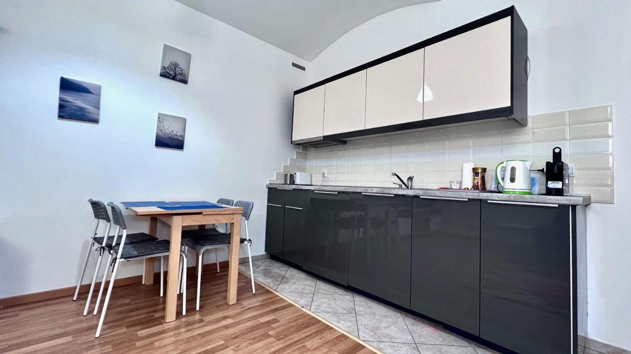 Ground Floor Apartment Praha Bagian luar foto